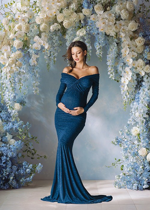 Elegant Blue Floral Arch Backdrop – Cascading White Orchids and Pastel Blossoms with Soft Sky Gradient Wall - Mii - Estilo