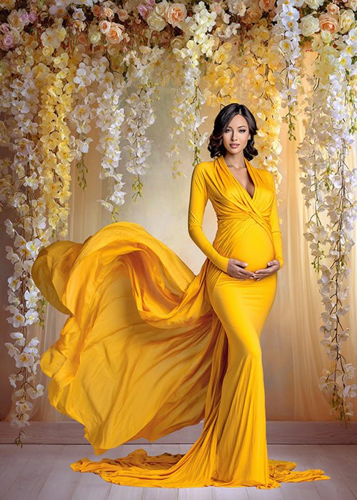 Golden Floral Backdrop – Cascading Yellow Roses and Orchids with Soft Warm Gradient Wall - Mii - Estilo
