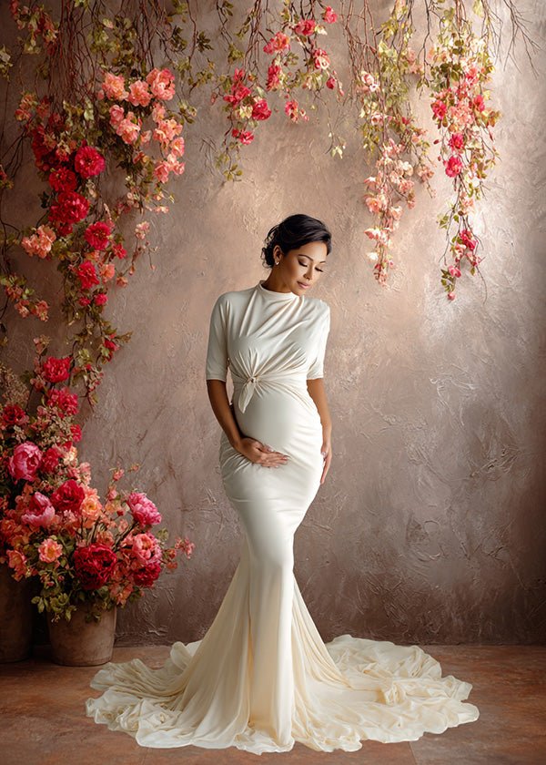 Romantic Red Blossom Backdrop – Hanging Roses on Soft Beige Textured Wall - Mii - Estilo