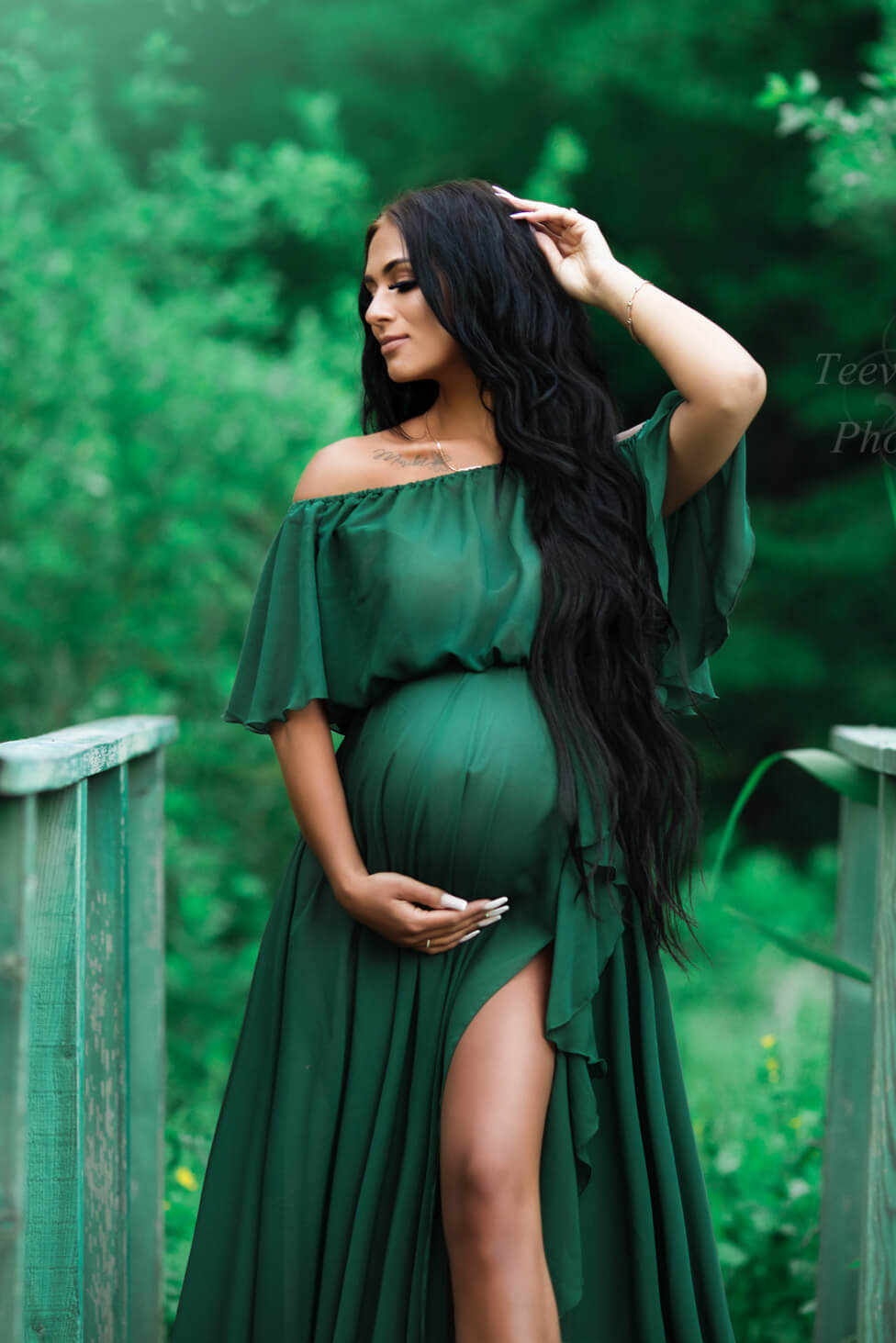 Pregnant Brunette photographed outside in the woods with Mii-Estilo&