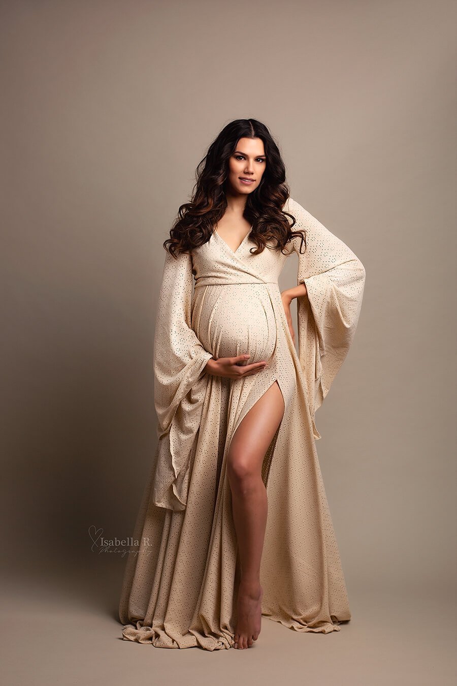 Brunette model poses with Mii-Estilo&