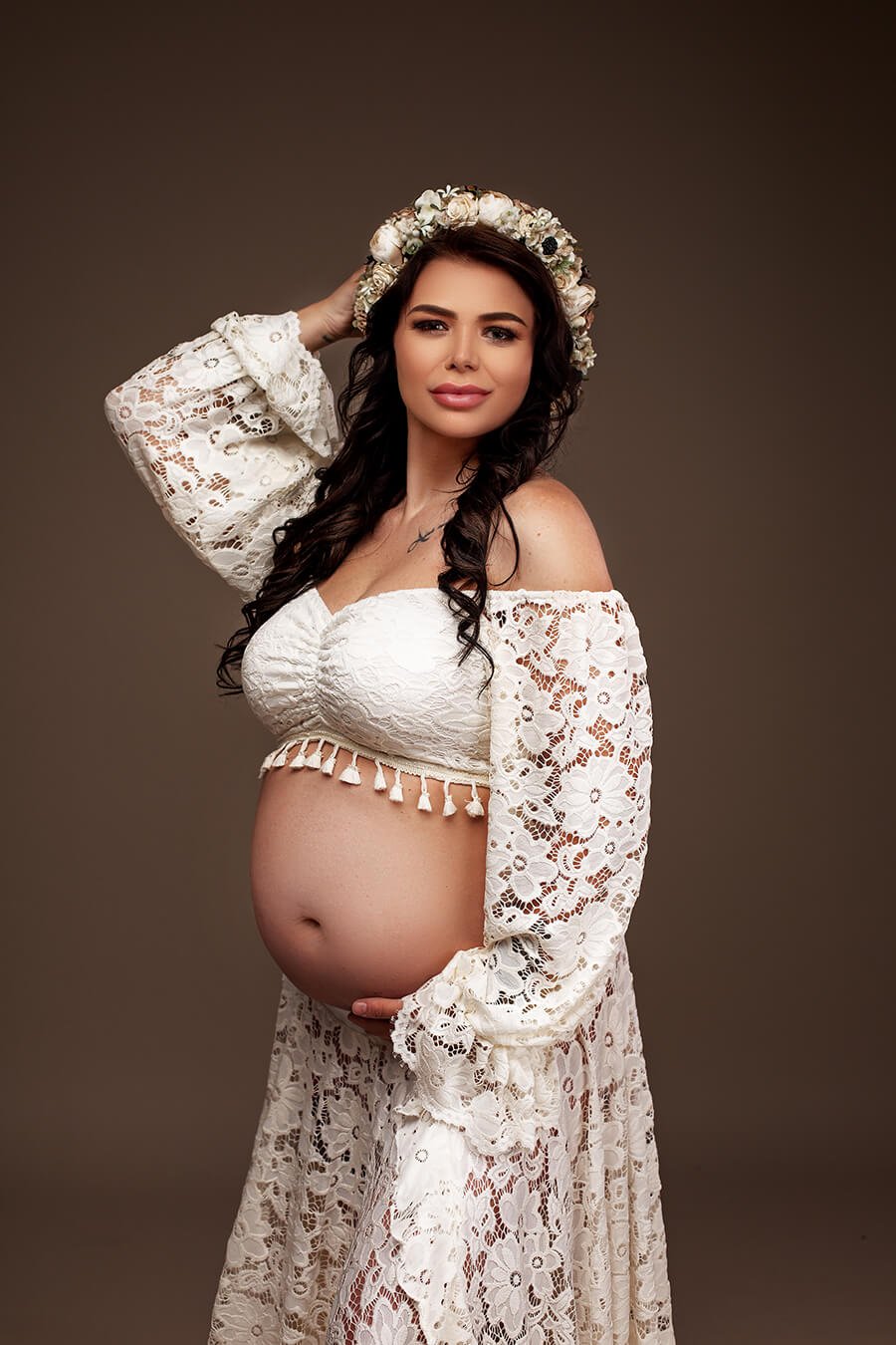 Brunette pregnant model poses in a studio wearing Mii-Estilo&