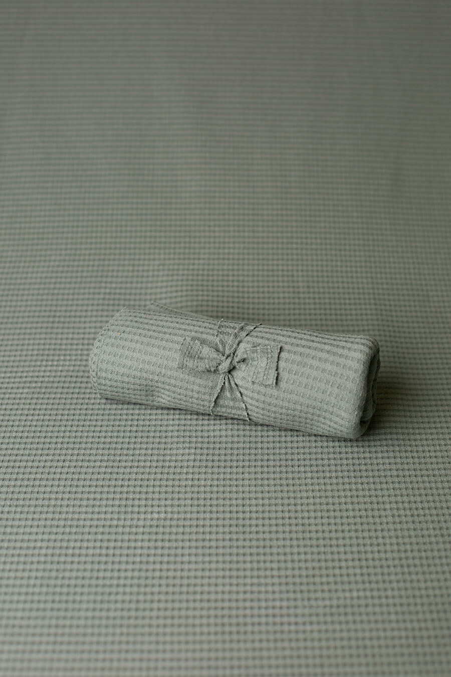 display photo of a newborn backdrop in azur color for newborn sessions.
